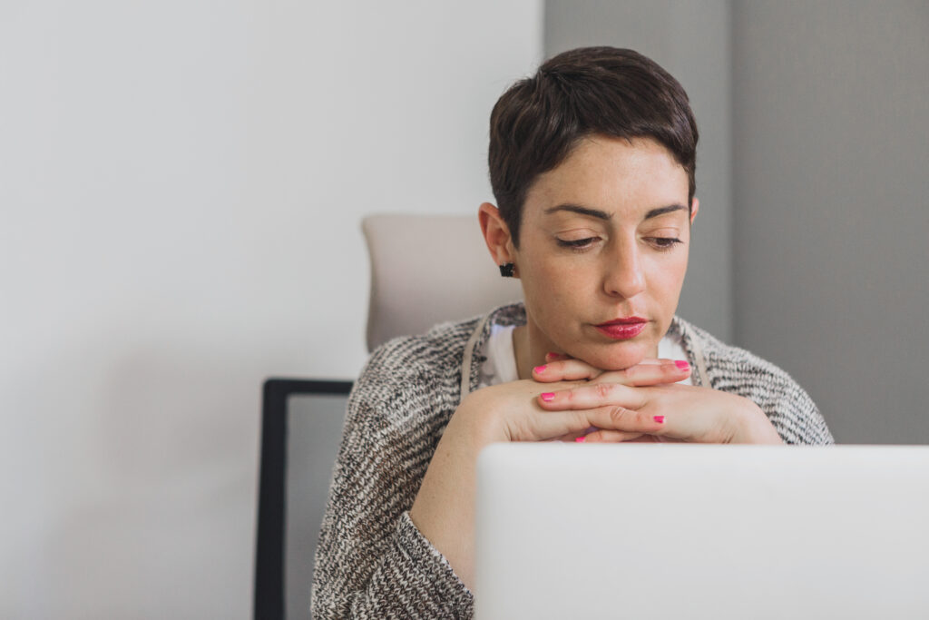 Woman starting online borderline personality disorder treatment